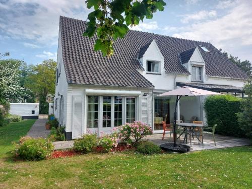 Domein 15 De Haan Nieuwmunster, 4-bedroom holiday house for up to 6 people, between Wenduine, 1 km, and De Haan, 2 km, 500 meters from the beach,15 min from Bruges, Ostend and Knokke, nice fenced garden