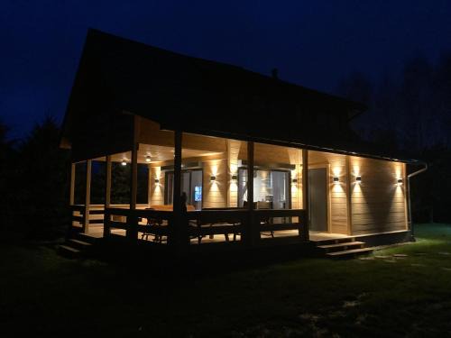 Domek drewniany nad stawem