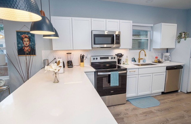 Don't Miss Dynamic 4br/2ba Near Jolly Riverwalk
