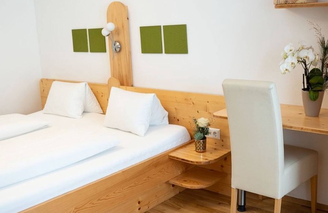 Doppelzimmer mit Balkon, Dusche, WC - Pension Fischinger