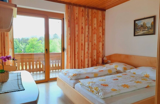 Doppelzimmer mit Balkon, Dusche, WC - Pension Hecher