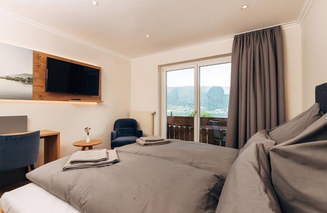 Doppelzimmer mit Balkon und Seeblick - Familiengasthof Nindler