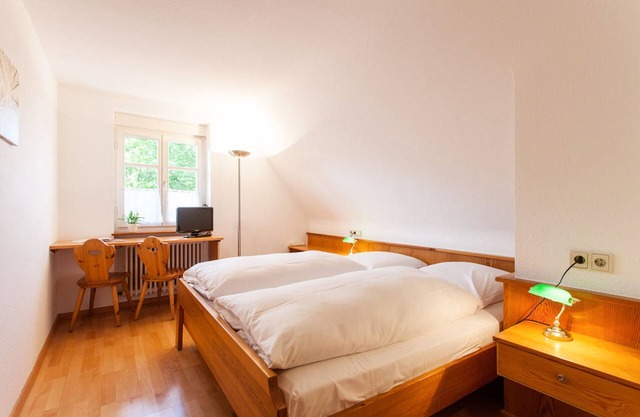 Habitación doble con ducha y aseo.