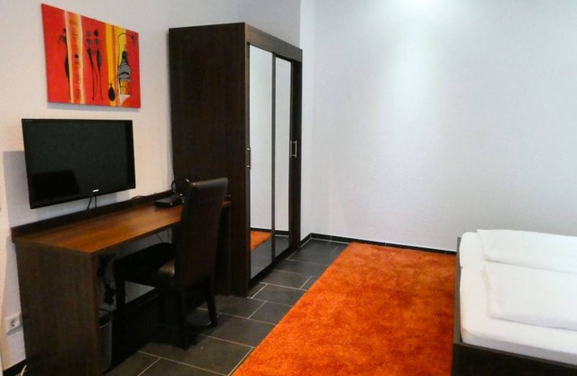 Habitación doble estándar con ducha y aseo.