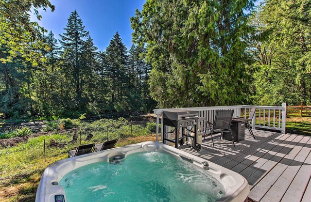 Riverfront Dorena Home w/ Hot Tub & Game Room!