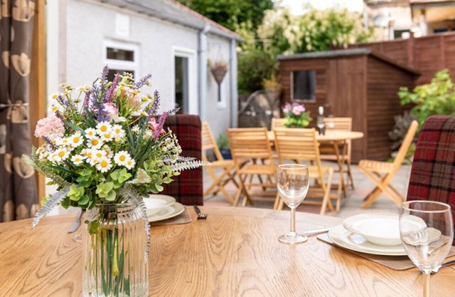 Dormie Cottage, spacious bungalow with log fire!