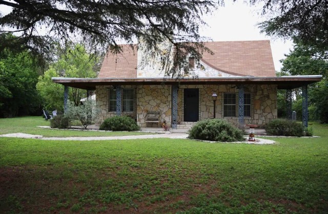 Dos Pinos Riverside Cottage near DT Kerrville
