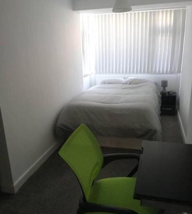 Double-bed (E2) close to Burnley city centre