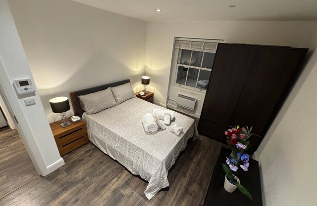 Double Bed En-Suite Room with Shared Kitchen, 20 min to King Cross Station Room4