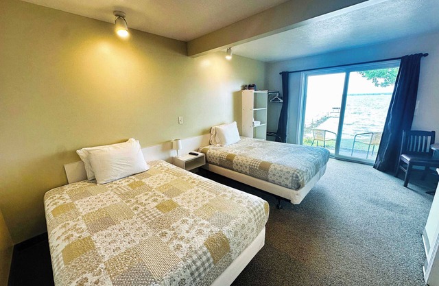 Double Bed Room in Heart of Lake City