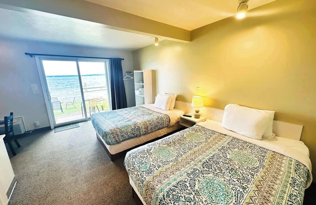 Double Bed Room in Heart of Lake City