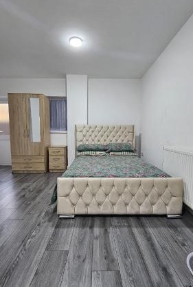 Double Bedroom with private bathroom and shared kitchen
