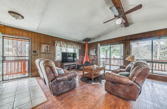 'Double D Cabin' w/ Deck, 4 Mi to Grindstone Lake!
