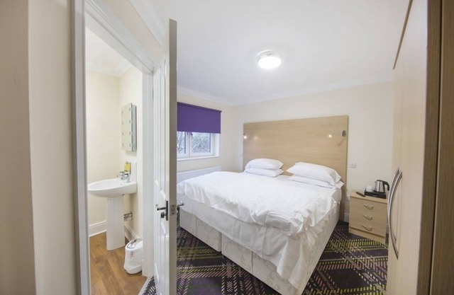 Cama de Matrimonio o Dos Camas-Baño con ducha-1