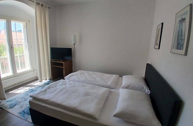 Double room (40 sqm) with living room/bedroom and adjoining garden area