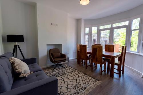 Double room in refurbished 5 bed home with WiFi and TV BW Room 5