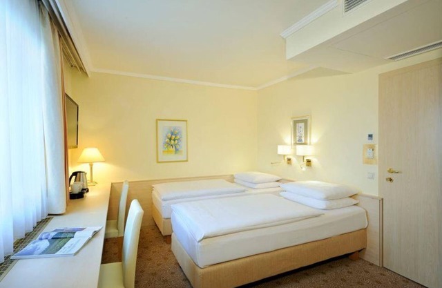 Habitación doble estándar con ducha y bañera, inodoro - maquinilla, hotel