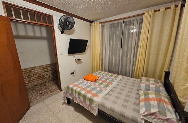 Habitación matrimonial con baño privado - Acceso directo al Zaguán