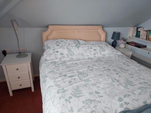 Double room with ensuite shower room in quiet, private house