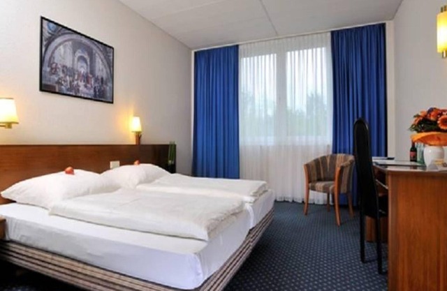 Habitación doble con cama supletoria, ducha o bañera, WC - Quality Hotel Dresden West