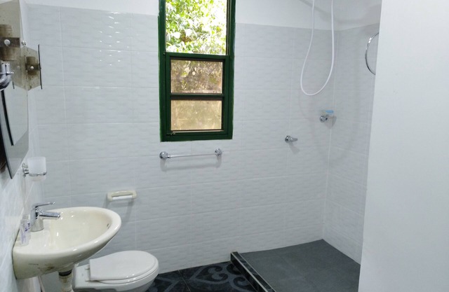 Habitación doble con baño privado y vista al río y a la montaña.
