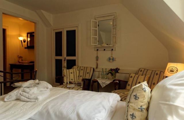 Double room with shower/WC - Burghaus and Villa Kronenburg