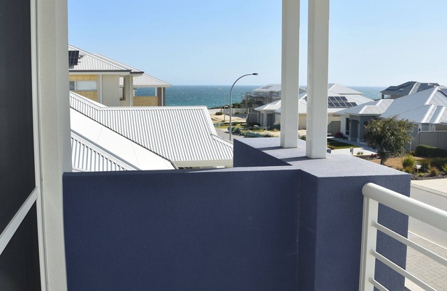 Double Storey House with Ocean Views, 5 minute walk to beach