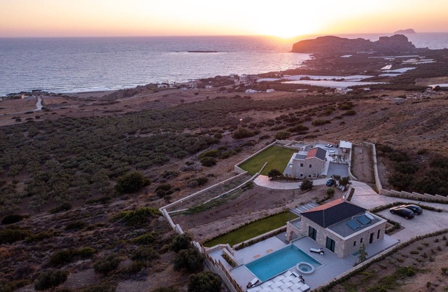 Complejo de dos villas, lujo, piscina climatizada, jacuzzi, vista al mar.
