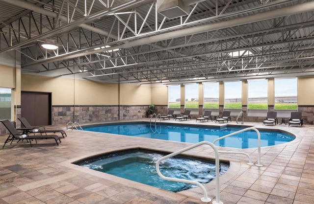 DoubleTree by Hilton Pointe Claire Montreal Airport West