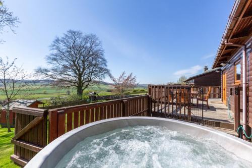 Douglas Fir Lodge with Hot tub