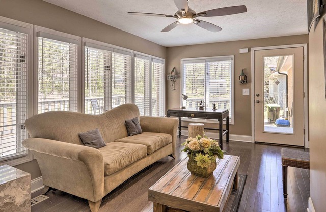 Douglasville Retreat w/ Deck, Dogs Welcome!