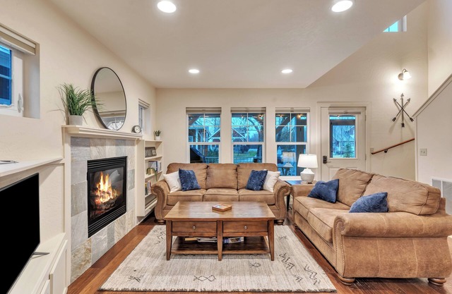Dover Dreamin’ – Lake Life starts here! 3BD, 3BA Retreat, Steps from the Water