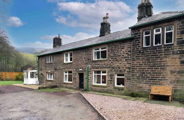 DOVESTONE COTTAGE, pet friendly, with open fire in Greenfield