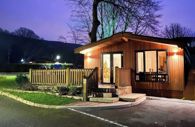 DOVESTONE LUXURY LODGES (SLEEPS 4)- PET FREE in Greenfield