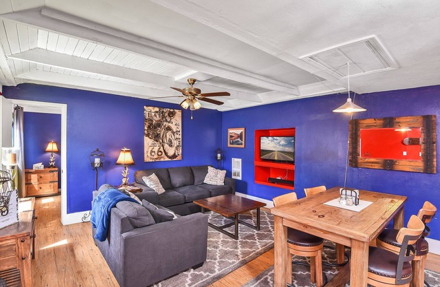 Downtown 1 Bedroom w/Hot Tub, A/C & Sleeps 4
