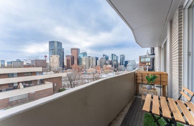 Downtown 1BD Condo with free parking