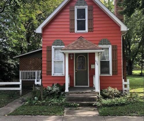 Downtown 2 Bedroom Cottage, Sleeps 6, Walking Distance to Honeywell, Downtown Restaurants, Shopping