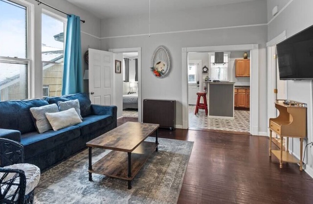 Downtown 2 BR + 1 BA / Pets OK / Hot tub!