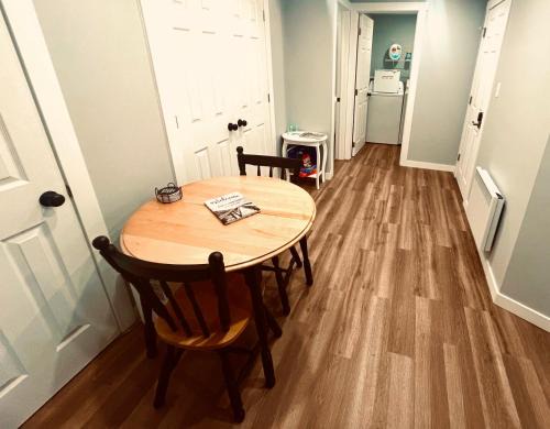 Downtown-2BR APT-King-Parking-WiFi7