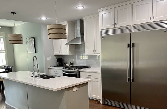 Downtown 3 bedroom Townhouse, covered parking