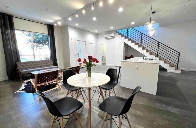 Downtown 3 Level Modern Condo 2 Private Balconies Unit B