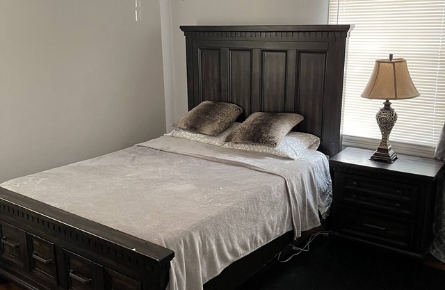 Downtown and beach access Bungalow. Pet friendly