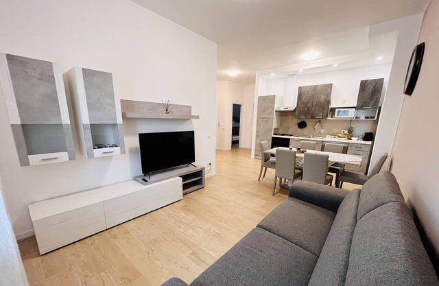 DOWNTOWN APARTMENT WITH PRIVATE PARKING