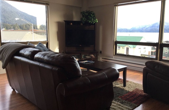 Downtown Apt 6 w / Panoramic Ocean & Mountain Views