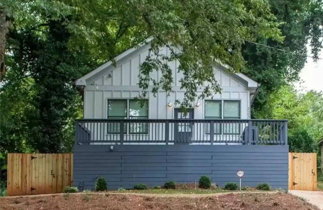 Downtown Atlanta - West End Modern 3 bedroom / 2 bath Bungalow