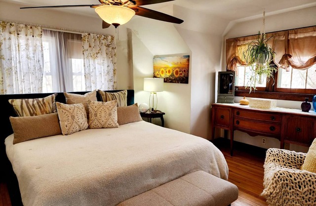 Downtown Boho Home w/Office, Yoga Studio,King Bed
