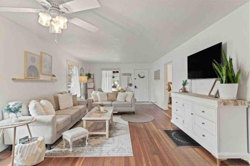 Downtown Boho retreat- 5 beds,2 baths