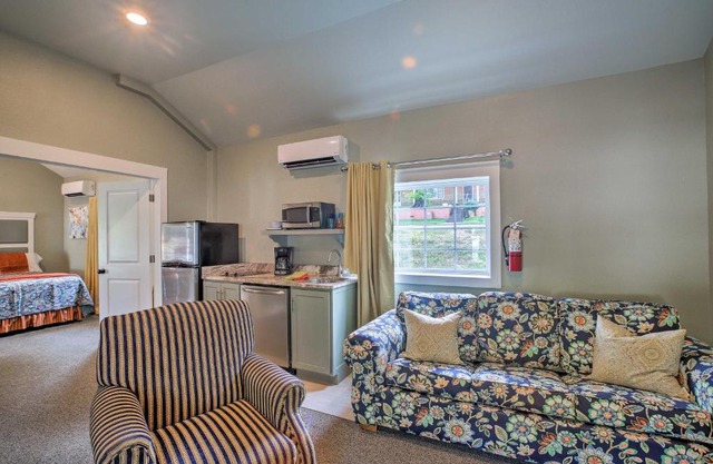 Downtown Branson Cottage with Pool Access!
