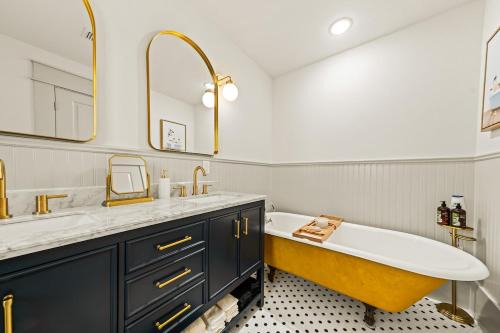 Downtown Bungalow with Hot Tub!