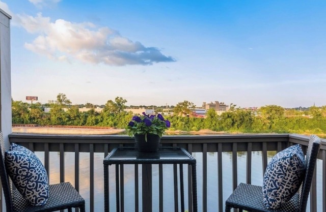Downtown Condo - Walkable to Broadway & Nissan Std - Free Covered Parking - Pool